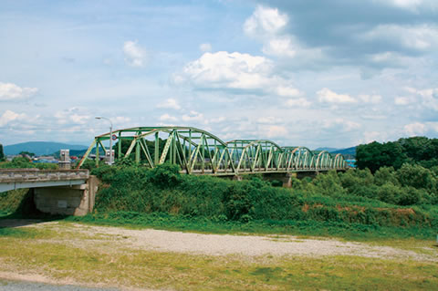 現在の朝日橋（左端が旧瀬川橋）